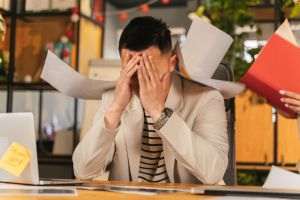 Companiile româneşti riscă să devină prizoniere ale noilor obligaţii de confirmare în folosul avocaţilor